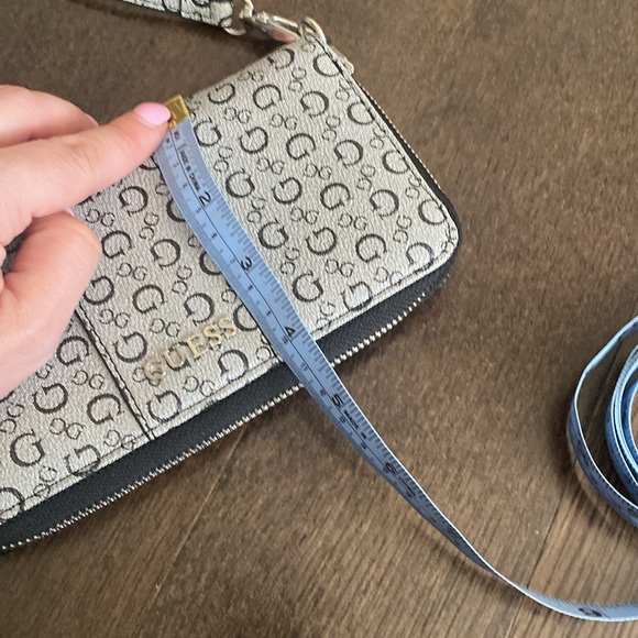 Guess wristlet - Picture 8 of 8